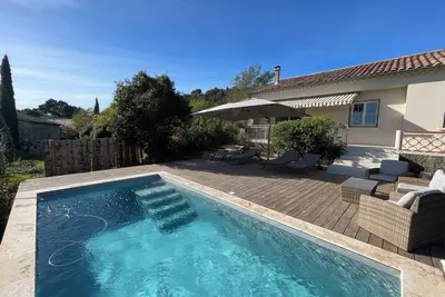 Image de En bordure de forĂŞt, au calme avec une piscine et une vue splendide!
