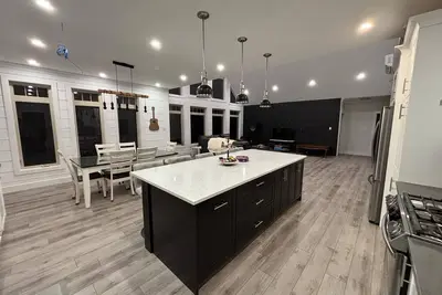 Image de Main Chalet#1 Waterfront Sleeps 12 open concept Kitchen-Living area 2 1/2 bath