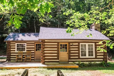 Image de Creek side Log Cabin with hot tub in White Sulphur Springs Wv