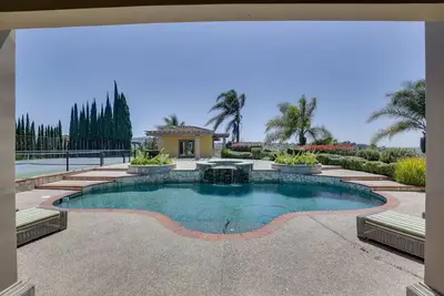 Image de Villa with expansive views