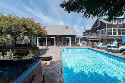 Image de The Twin Fin - Fire Island Beach House with Full Size Pool and Hot Tub
