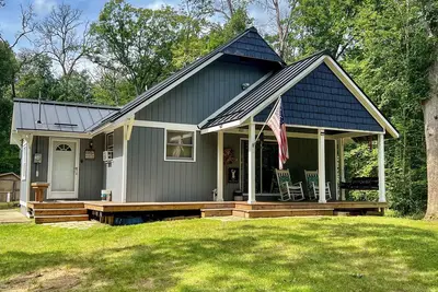 Image de Camp18, peaceful cabin in the woods, trail access, come ride in Leota.