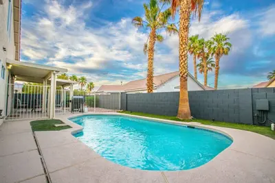 Image de Modern 5 Bd Home with Pool