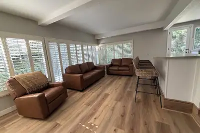 Image de Spacious 4br/3 bath home in Huntington Harbour with large outdoor patio and spa.