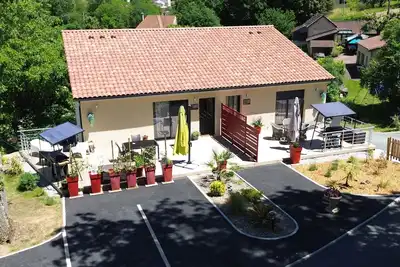 Image de Le Pic Épeiche – Maison de vacances moderne à Sarlat avec terrasse, parking et vue panoramique