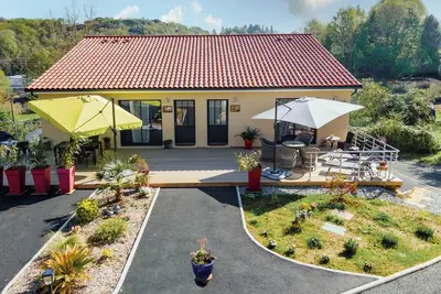Image de Gîte Le Pic Épeiche – Confort Moderne à Sarlat avec Terrasse, et Vue Imprenable sur la Cathédrale