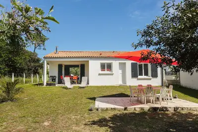 Image de Évasion Parfaite entre Plage et Forêt – Maison Confortable avec Terrasses et Jardin Privé