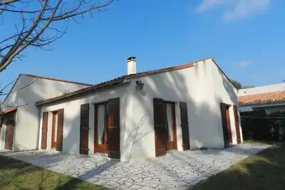 Image de Maison Confortable avec Jardin Privé, Terrasse et Garage – Proche Plages et Commerces à Saint-Trojan