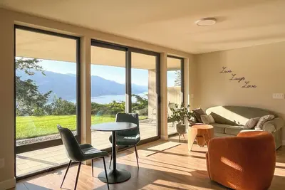 Image de Great room with tub and fireplace offering breathtaking lake and mountainviews.