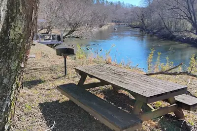 Image de Cozy 2-bedroom Rv, Toccoa river access in Mineral Bluff with Ac. Sleeps 4 adults