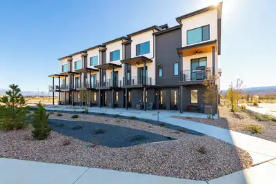 Image de Charming townhome w/direct access to River Trail, Las Colonias and Downtown Gj!