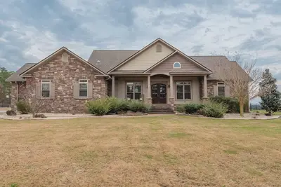 Image de 3-bedroom modern farmhouse retreat near the Masters w/ pool and hot-tub