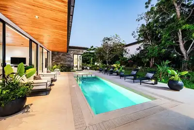 Image de Luxury Villa Just Steps From Beach | Exclusive Club Access & Daily Maid Service