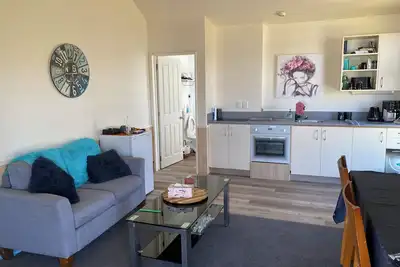 Image de Cozy 2 bedroom bungalow w\/ seperate sleepout. 200m from the railtrail.