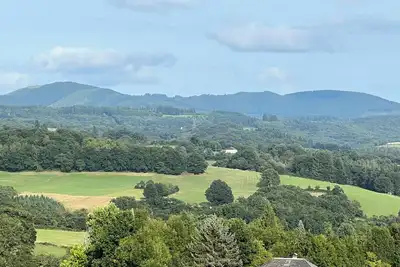 Maison avec vue imprenable sur les Monédières. Calme et charme de la Corrèze.