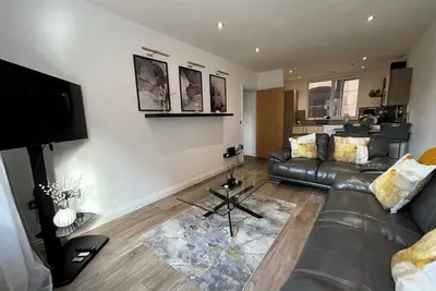 Image de Modern City Center Apt | Perfect for leisure, business and contractors