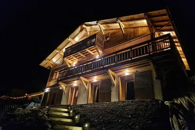 Image de Chalet de luxe flambant neuf Ă 1, 5km du centre du village et des pistes de ski