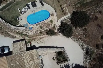Large apartment in a country house with 3 apartments and pool. App. 1