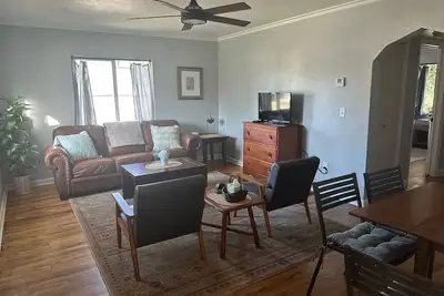 Image de Charming 2-bdrm mid-century house centrally located, minutes from Downtown Lkld