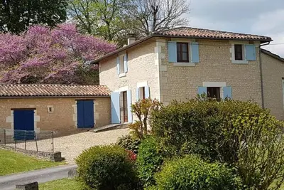 Image de Ferme du 19ème siècle charentaise, 8 pers, jardin, piscine chauffée partagée