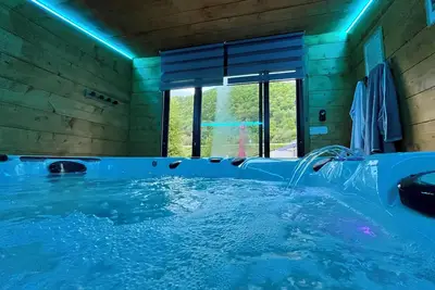 Image de ✨ Maison cosy avec jacuzzi & vue sur les montagnes – 10 couchages ✨