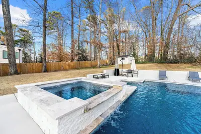 Image de Oasis Retreat Large Yard & Pool in Atlanta 4br Free Parking