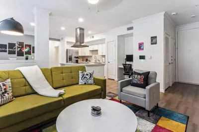 Image de Touch of 80’s Charm Perfect for Work & Relaxation