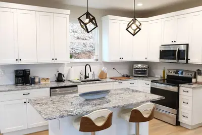 Image de Modern home with sweeping views of Lookout Mountain just 5 miles from downtown