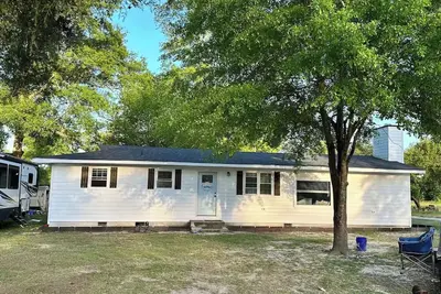 Image de Charming 3-bedroom farmhouse with Longhorns and Chickens! 30 Acres of Land