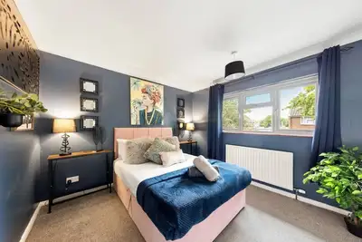 Image de Magnificent Gravesend 3 Br Home with Double Driveway!