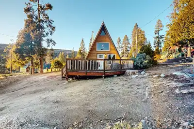 Image de Beautiful A-frame home with spacious deck, firepit, loft, & nearby activities