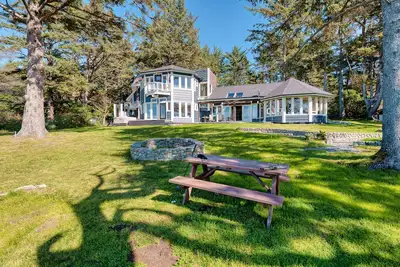 Image de Oceanfront escape with beach access, private hot tub and game room