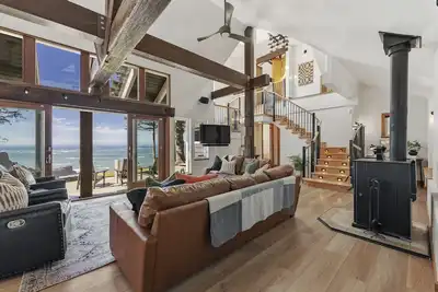 Image de Oceanfront escape with beach access, private hot tub and game room