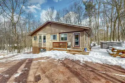 Image de Dog-friendly home w/private hot tub, shared tennis court, patio, firepit & grill