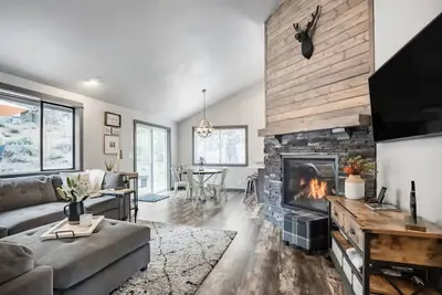 Image de Beautiful updated home, Sharc passes included, w/ bikes, hot tub, central Ac