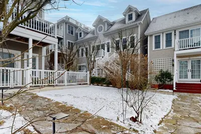 Image de Modern west end condo close to beach with deck, W/D, parking, & Ac