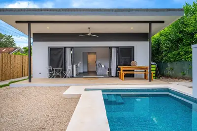 Image de Inviting single-level retreat with private pool, patio, and full kitchen access