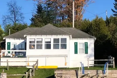 Image de Charming cottage on Lake Willoughby w/ sun porch, private deck and dock.