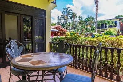 Charming condo with pool, balcony, full kitchen & family-friendly amenities