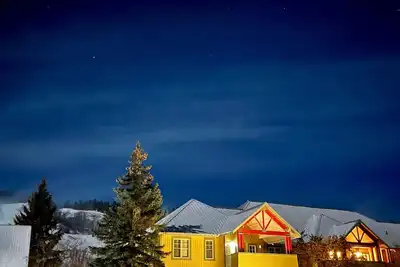 Image de Base of the Mountain Chalet (Ski-in/out)