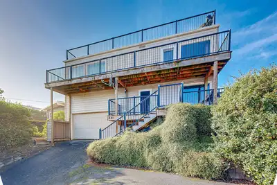 Image de Beautiful family-friendly home with ocean views, walk to beach, with game room