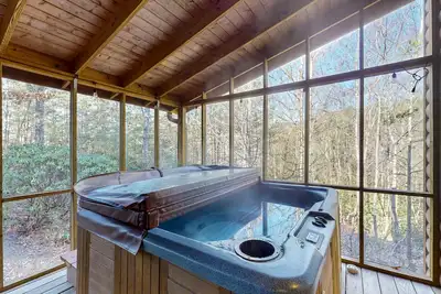Image de Cozy cabin with hot tub, screened porch, firepit & serene wooded seclusion