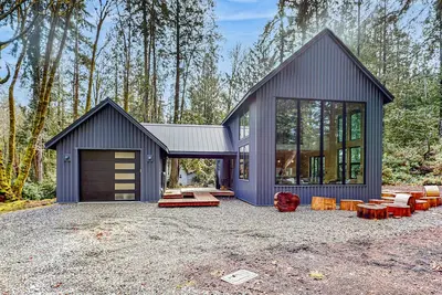 Image de Nordic-style home in the forest with private beach access, seasonal pool/hot tub