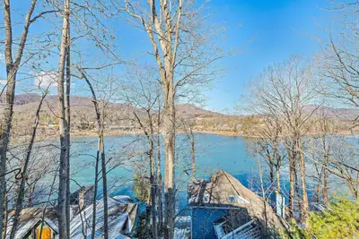 Image de Lake view villa with Free Wifi, Game Room and Shared Pool