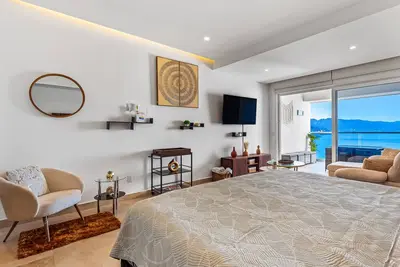 Oceanfront studio with infinity pool, breathtaking views & beach access