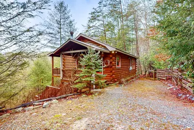 Image de Cozy log cabin with mountain views, fireplace private hot tub & peaceful privacy