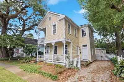 Image de Luxurious Oakleigh Home; Walk to Mardi Gras; 15+
