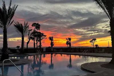 Image de Coastal Dreamer-Family Friendly, 2 Kitchens, Golf Cart Included, Close to Beach