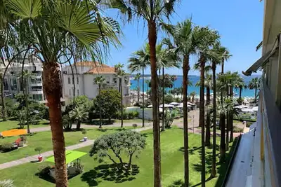 Image de Superbe appartement vue front de mer et jardin