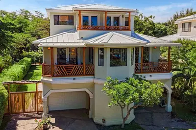 Image de 3 Story Ocean Luxury House - Sleeps 16+ Whole House - steps to the Beach-Shore!
